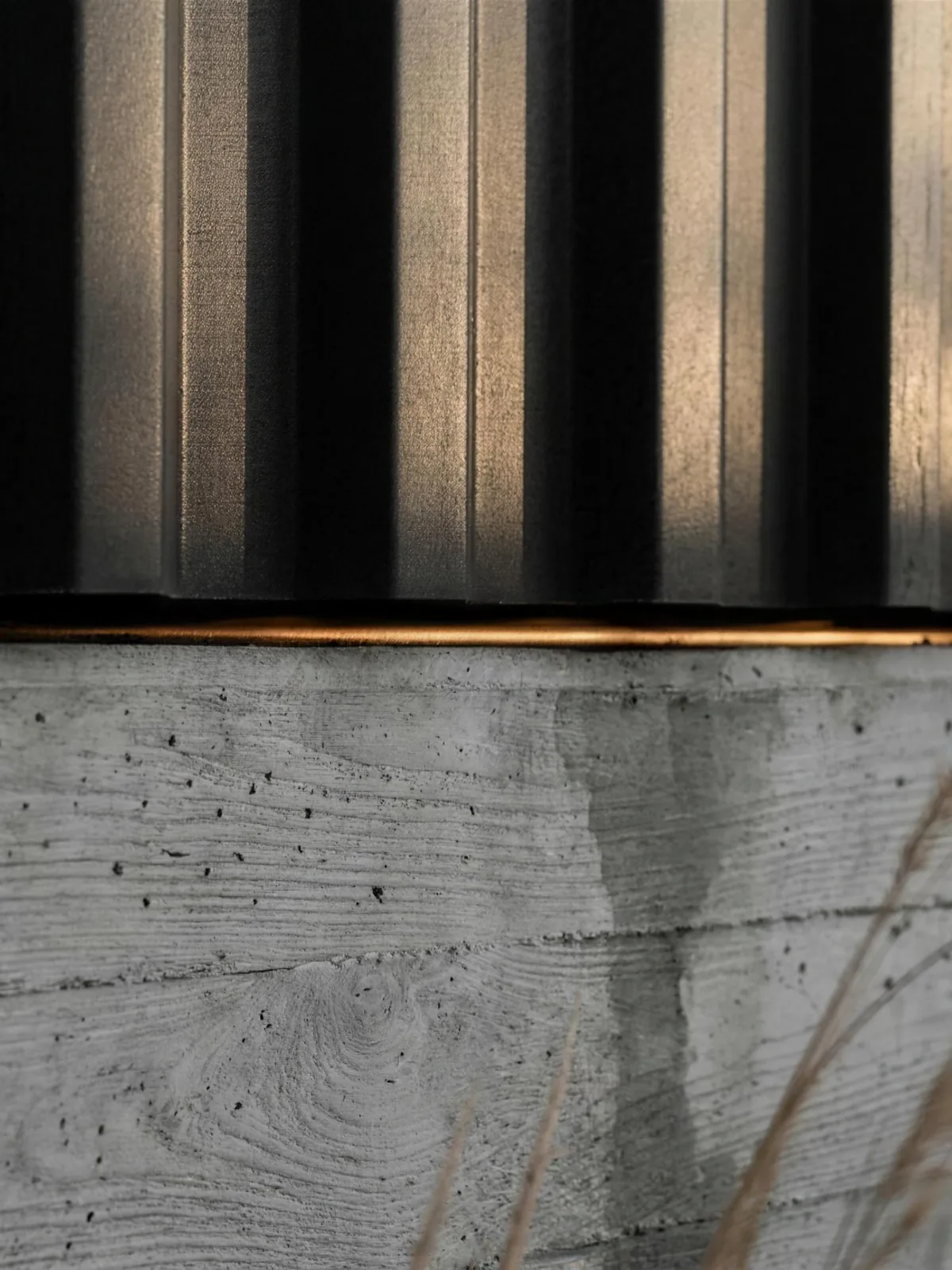 Encuentro de metal plegado y hormigón a la luz del atardecer